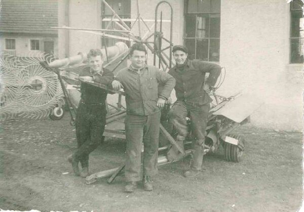 Hans Sauermann (right) and helpers with self-assembled binding mowers